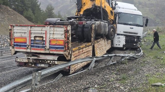 Kaza yapan tırı taşıyordu: O tır da kaza yaptı
