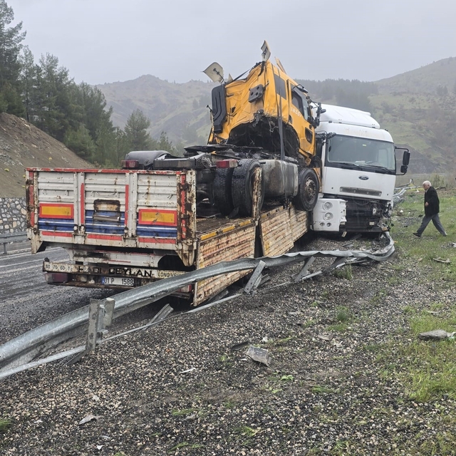 Kaza yapan tırı taşıyordu: O tır da kaza yaptı