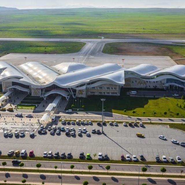 Sivas Nuri Demirağ Havalimanı ilk çeyrekte 107 bin kişiye hizmet verdi
Bu y...