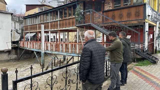 Çatak'ta aşırı yağış nedeniyle köprü ve üstündeki kafe tedbiren kapatıldı