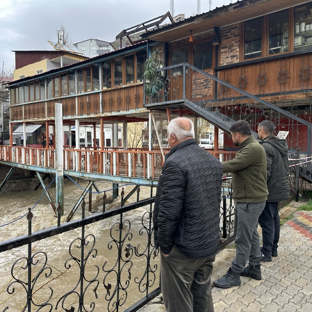 Çatak'ta aşırı yağış nedeniyle köprü ve üstündeki kafe tedbiren kapatıldı