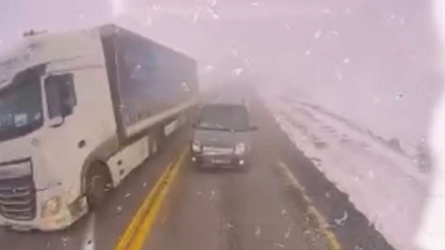 Sisli yolda hatalı sollama kazası araç kamerasında