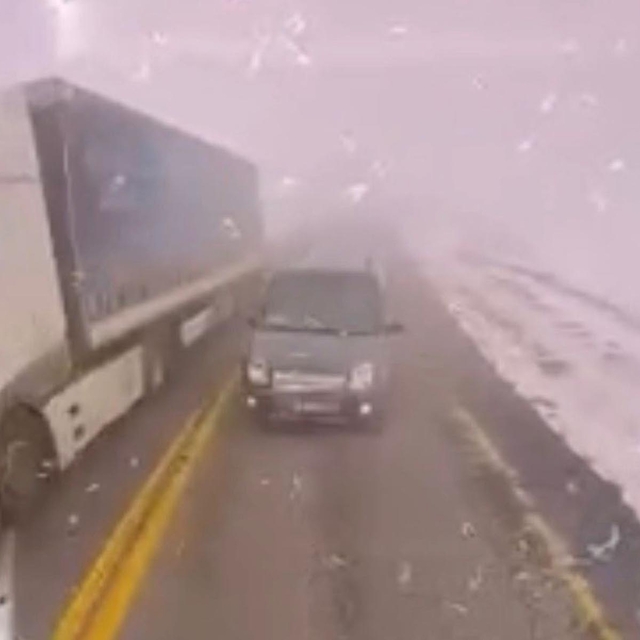 Sisli yolda hatalı sollama kazası araç kamerasında