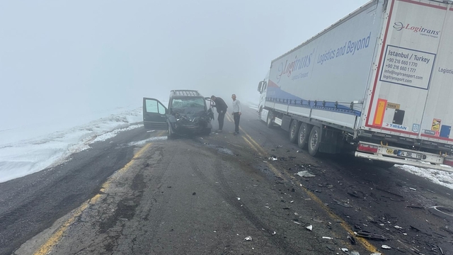 Artvin- Ardahan yolunda hafif ticari araç ile TIR'ın çarpıştığı kaza kamerada: 2 yaralı