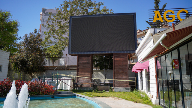 Parktaki LED ekranın ayağında erkek cesedi bulundu