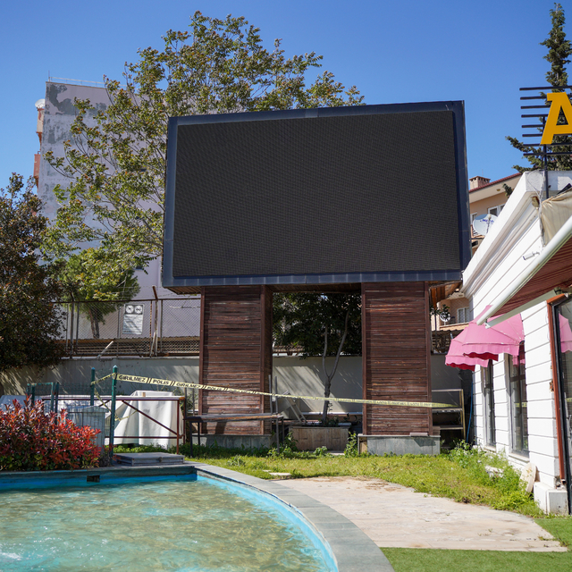 Parktaki LED ekranın ayağında erkek cesedi bulundu