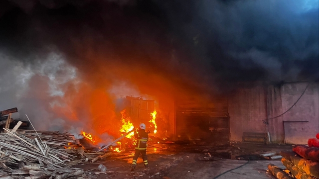 Edirne'de kereste fabrikasında çıkan yangına müdahale ediliyor