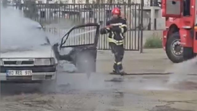 Osmaniye'de park halindeki otomobil alev alev yandı