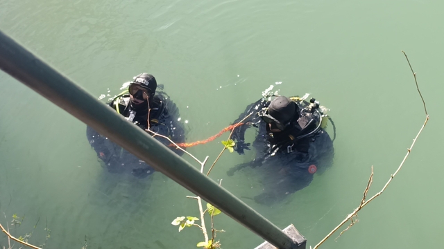 Antalya'da kayıp zabıta için arama çalışması başlatıldı
Dalgıçlar zabıta memurunun telefonundan son sinyalin alındığı Manavgat Irmağı'nda arama çalışması yaptı