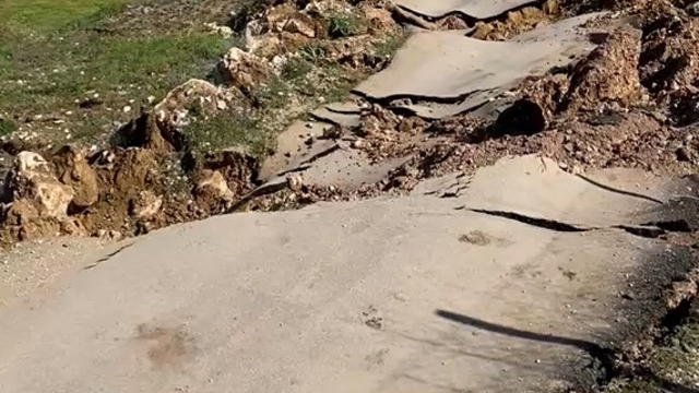 Bursa'da heyelan: Kırsal mahalleleri bağlayan yol ulaşıma kapandı