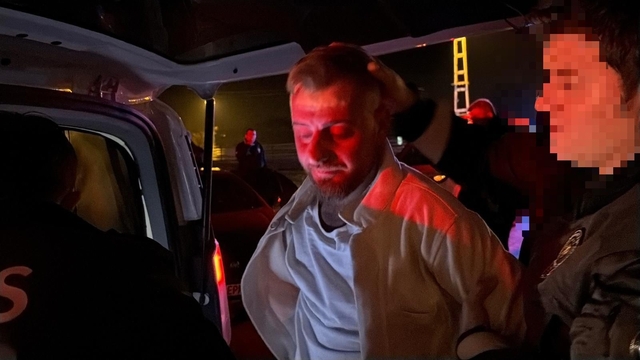 Önce telefonu, sonra da kelepçeyi bahane ederek alkol testini reddetti
Kayseri'de polisin 'dur' ihtarına uymayan ehliyetsiz sürücüye 685 bin TL ceza yazıldı