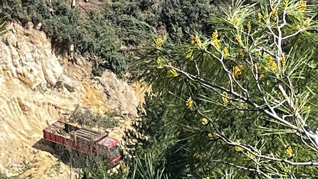 Buldan'da tartışmalı maden sahasında ağaç kesimi başladı