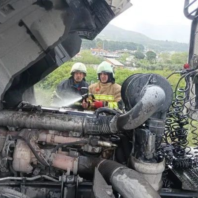 Dörtyol'da tırın motorunda yangın çıktı
