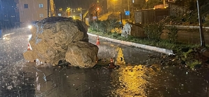 Şemdinli'de yola dev kaya parçaları düştü
