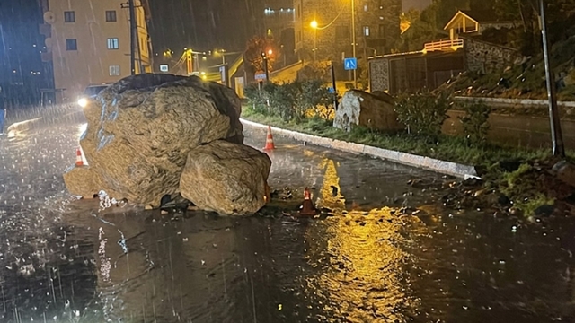 Şemdinli'de yola dev kaya parçaları düştü