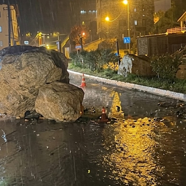 Şemdinli'de yola dev kaya parçaları düştü