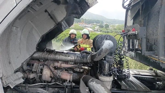 Dörtyol'da tırın motorunda yangın çıktı