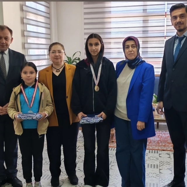 Kaymakam Doğru, başarılı öğrencileri makamında ağırladı