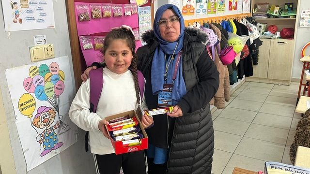 Küçük Aysima'dan öğretmenlerine duygulandıran sürpriz
9 yaşındaki öğrenci, kumbarasını bozup aldığı çikolatalarla öğretmenlerinin yüzünü güldürdü