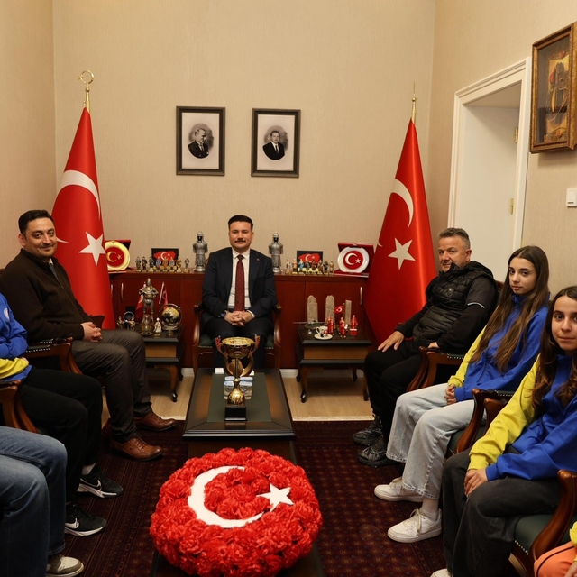 Gökçeada'nın şampiyon kızları kaymakamlık makamında ağırlandı