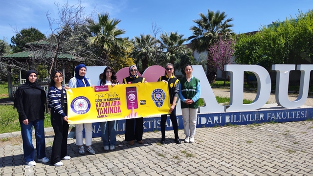 Aydın'da polisler, üniversite öğrencilerine KADES'i anlattı