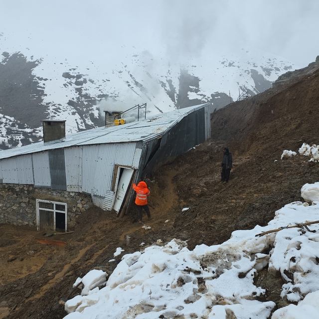 Bahçesaray'da heyelan bir eve zarar verdi