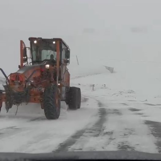 Ardahan'ın yüksek kesimlerinde kar ve tipi ulaşımı aksatıyor