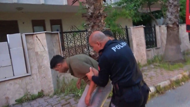 Bunalıma girip evini yakan genci ekipler kurtardı
Dumandan etkilenen gence, komşuları yoğurt ve su verdi