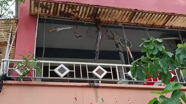 Balkonda silah, balta ve kılıç sergileyen şahıs hayrete düşürdü