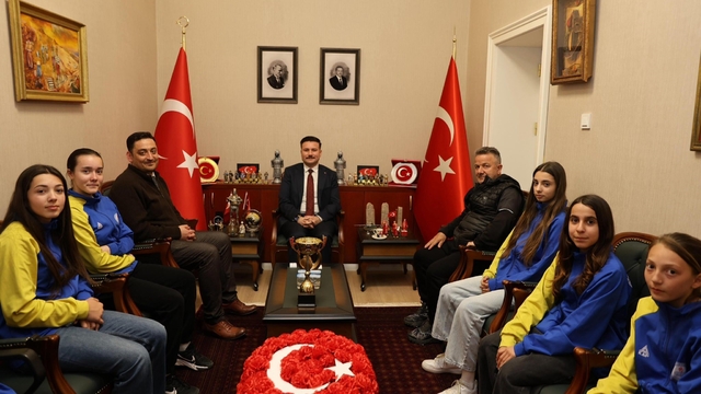 Gökçeada'nın şampiyon kızları kaymakamlık makamında ağırlandı