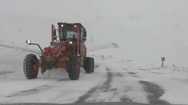 Ardahan'ın yüksek kesimlerinde kar ve tipi ulaşımı aksatıyor