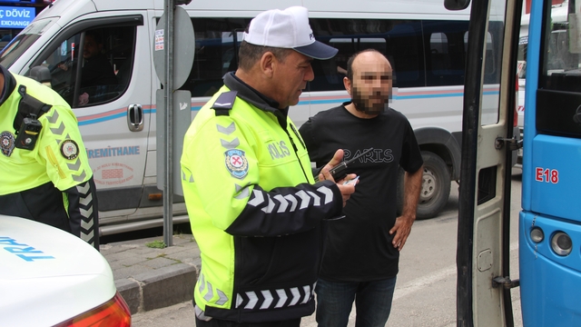 Ceza yedi, kadın gazeteciye sözlü tacizde bulundu
Adana'da gereksiz korna kullanan otobüs şoförüne 18 bin lira ceza kesildi
Adana'da dron destekli trafik uygulaması: 60 sürücüye 198 bin 739 TL ceza