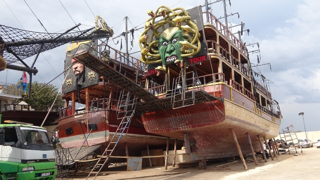 Turizm sezonu öncesi gezi tekneleri bakıma alındı
Akdeniz'e 321 kilometre kıyısı bulunan Mersin'de gezi tekneleri bakıma alınarak sezona hazırlanmaya başlandı