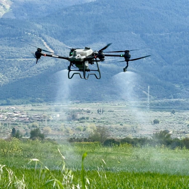 Aydın Büyükşehir tarıma destek oluyor
Tarlalar drone ile ücretsiz gübreleni...