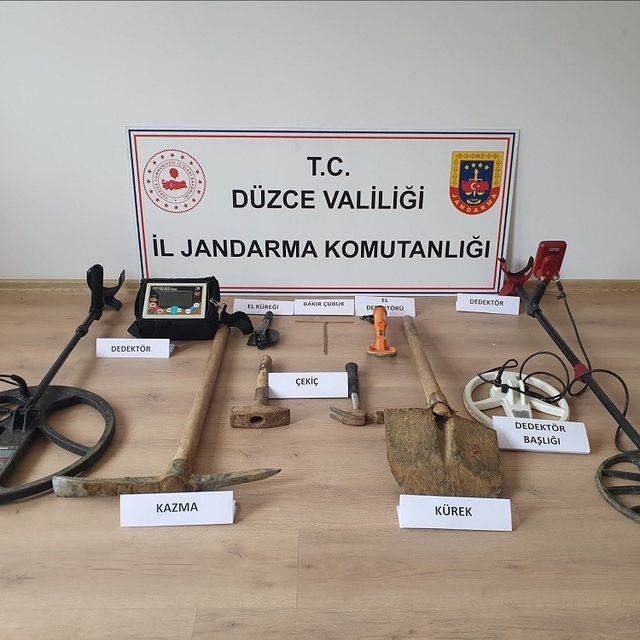 Kaçak kazı yaparken jandarmaya suçüstü yakalandılar