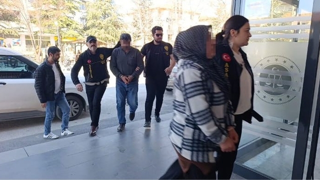 Gürültü cinayetinin zanlıları adliyeye sevk edildi
Cinayet zanlısı çift, gazetecilerin sorularını yanıtsız bıraktı