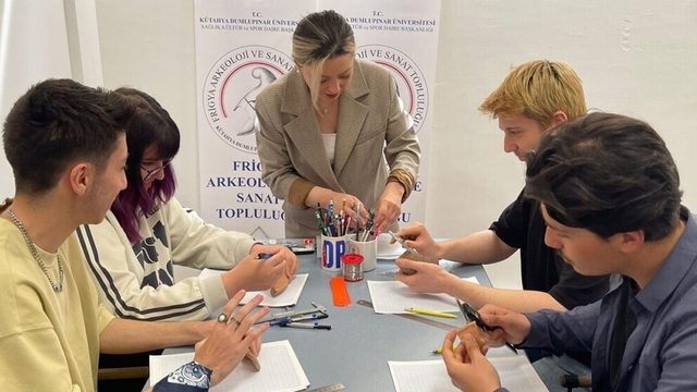 Kütahya Dumlupınar Üniversitesi'nde Arkeolojik Çizim Teknikleri Atölyesi düzenlendi