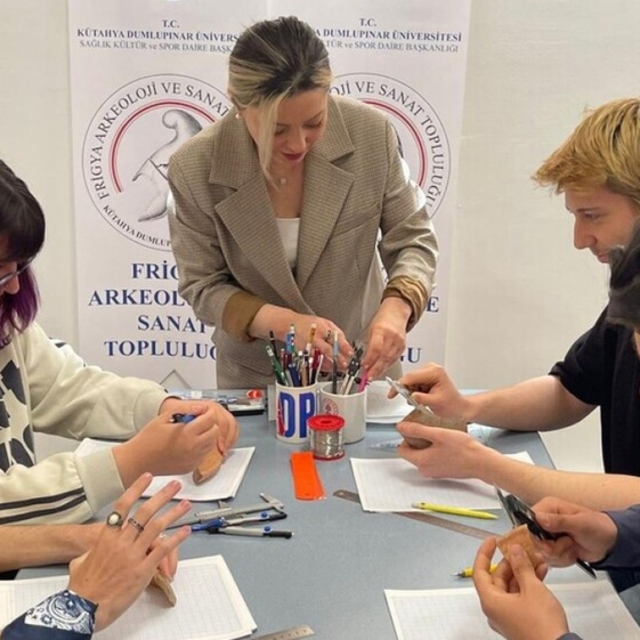 Kütahya Dumlupınar Üniversitesi'nde Arkeolojik Çizim Teknikleri Atölyesi dü...