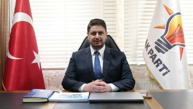 Erkan Koca Eskişehirspor kulübünün kapanma eşiğinden nasıl döndüğünü anlattı
Eski Eskişehirspor Başkanı Erkan Koca'dan iddialar:
"AK Partili olduğumuz için çocukların yemeğini kesmişlerdi"
"Koca Eskişehir'de Eskişehirspor yalnız bırakıldı"
"Aşevi yemeğini bile kestiler, kulübü biz yaşattık"
"Trabzonspor dosyasını bizim yönetimimiz kapattı, 5-6 sezondur açılmayan transfer tahtasını biz açtık"
"Deprem dayanıklılığı olmadığı için yıkılan altyapı tesislerinin yerine, bugün 150 milyon TL değerinde modern tesisler kazandırdık, 2 tane kapalı halı saha yaptık"