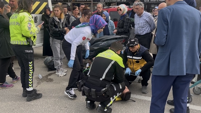 Bursa'da işçi servisine motosiklet çarptı: 2 yaralı