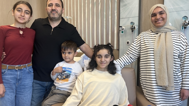 Organ bekleyen İzmirli genç kız için nefes kesen nakil
Karaciğer bağışı beklerken moral bulmak için babaannesinin yaşadığı Kars'a giden genç kız, 12 saatlik zamanla yarışın ardından ambulans uçakla geldiği İzmir'de başarılı bir operasyonla hayata tutundu