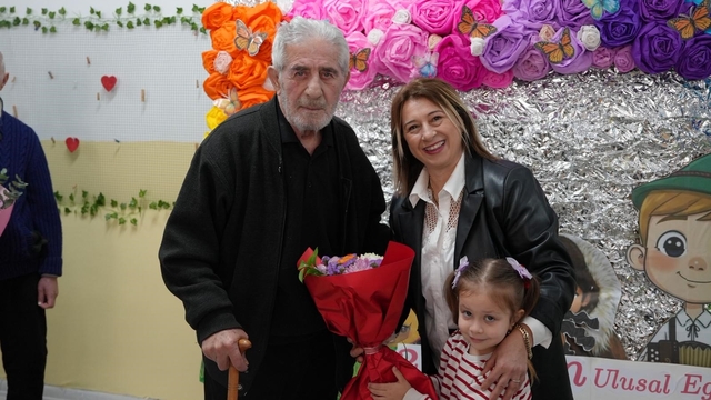Bu kez yaşlılar minikleri ziyaret etti
Alzheimer merkezi konukları miniklerin 23 Nisan Ulusal Egemenlik ve Çocuk Bayramı'nı kutladı