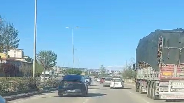 Trafikte defalarca şerit değiştirerek makas attı