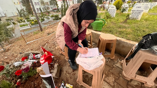Saldırıda can veren çocukların mezarlarına bırakılan notlar duygulandırdı