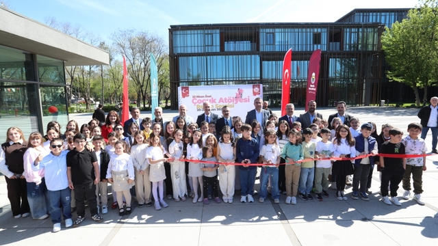 İnegöl'de 23 Nisan'a özel minik sanatçılar sergisi açıldı