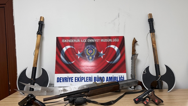 İskenderun ilçesinde balkonuna silah ve kesici alet asan kişi yakalandı