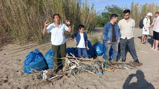 Sahil temizliğinde toplanan çöp yığını görenleri hayrete düşürdü
Balık ağları, ipler ve çöpler deniz canlılarını yok ediyor