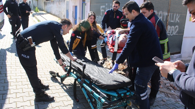 Aydın'da balkon çöktü: 2 yaralı
5 metre yükseklikten beton zemine düştüler