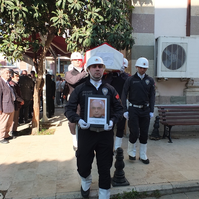 Burhaniye'de emekli müdür törenle toprağa verildi