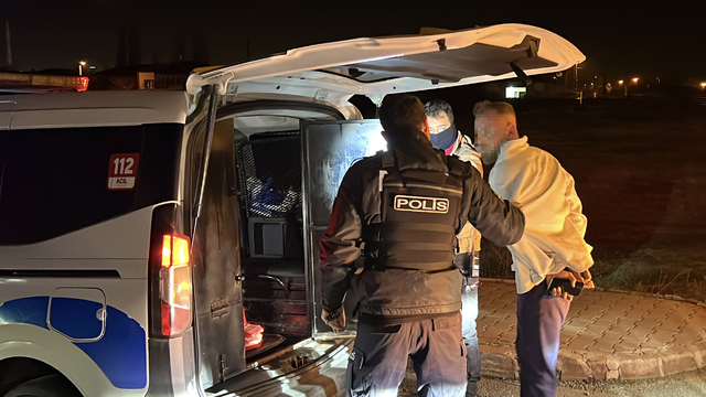 'Dur' ihtarına uymayan sürücü otomobiliyle kaldırıma çarpınca yakalandı